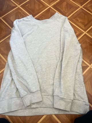 Sudadera gris cuello vuelto 
Hay de todo un poco ￼
