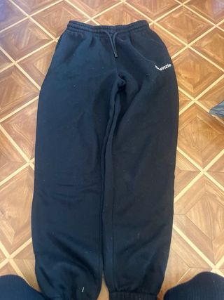 Sudadera gris cuello vuelto 
Hay de todo un poco ￼