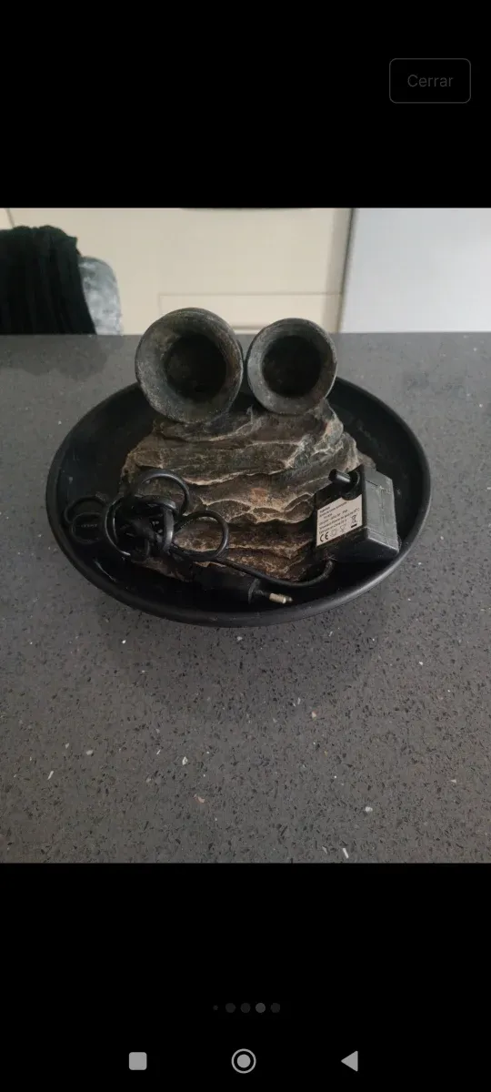 Fuente decorativa de piedra y plástico