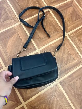 Bolso negro de cadena