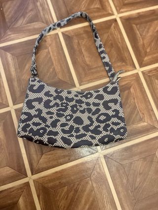 Bolso negro de cadena