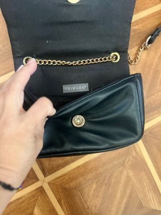Bolso negro de cadena