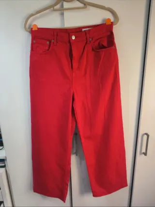 Pantalón vaquero Zara rojo