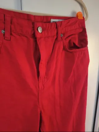 Pantalón vaquero Zara rojo