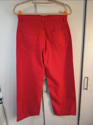 Pantalón vaquero Zara rojo