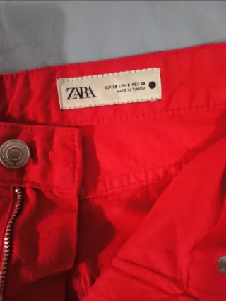 Pantalón vaquero Zara rojo