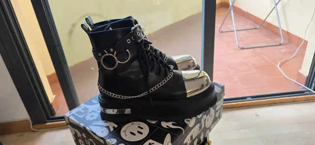 Botas de hombre negras y plateadas