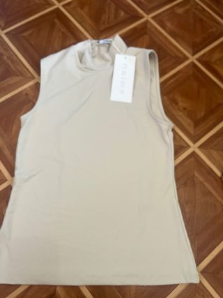 Top AMISU beige sin mangas