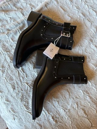 Botines Stradivarius negros tachuelas