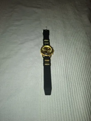 Reloj Negro y Dorado