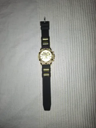 Reloj Negro y Dorado
