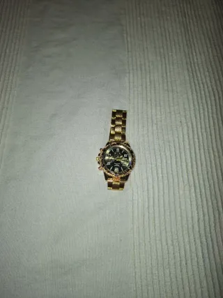 Reloj de pulsera dorado y negro