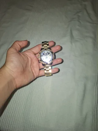 Reloj de pulsera dorado y negro