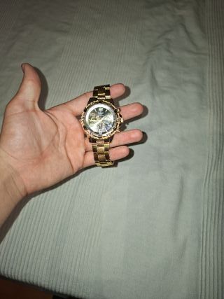 Reloj de pulsera dorado y negro