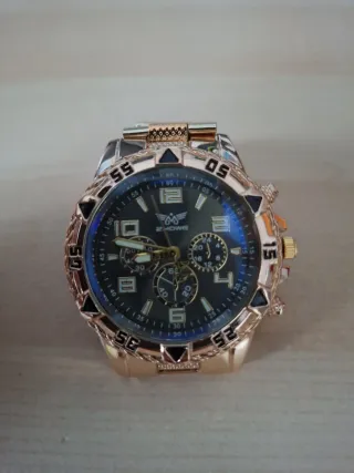 Reloj de pulsera dorado y negro
