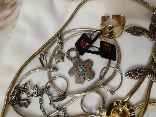 Lote bisutería antigua: collares, anillos, serpien