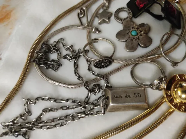 Lote bisutería antigua: collares, anillos, serpien