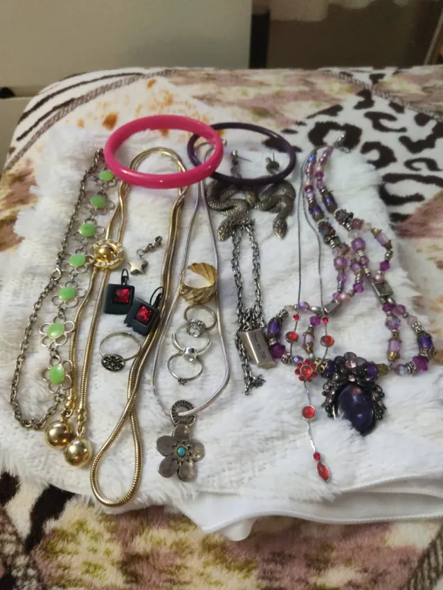 Lote bisutería antigua: collares, anillos, serpien