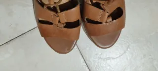 Sandalias de piel con tacón cuadrado