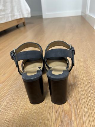 Sandalias tacón azul piel
