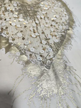 Camiseta blanca con corazón dorado metalizado