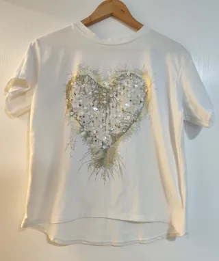 Camiseta blanca con corazón dorado metalizado