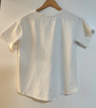 Camiseta blanca con corazón dorado metalizado