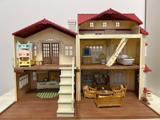 Casa de muñecas con muebles