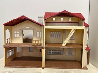 Casa de muñecas con muebles
