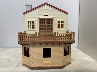 Casa de muñecas con muebles