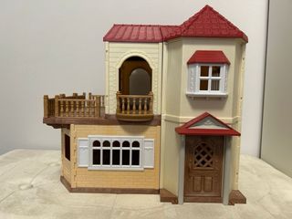 Casa de muñecas con muebles