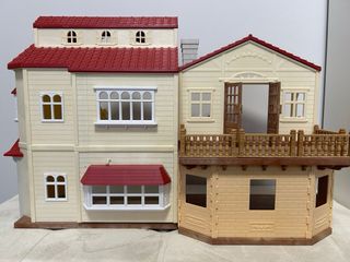 Casa de muñecas con muebles