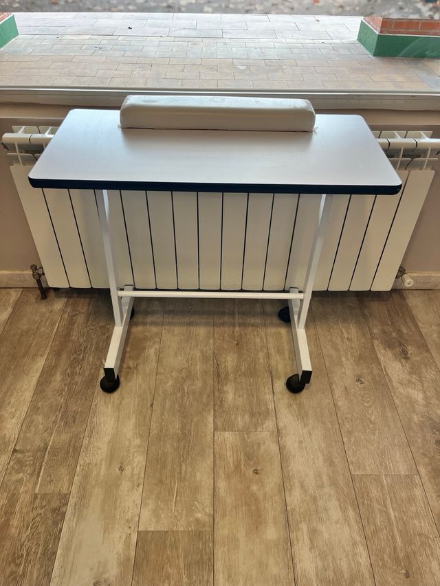 Tavolo per manicure con ruote