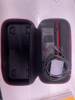 Nintendo Switch y estuchera para guardarla y cable