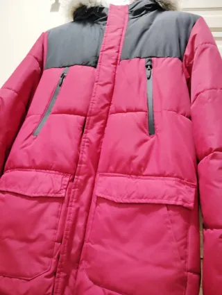 Chaquetón negro y rojo con capucha