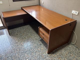 Mesa de despacho de madera
