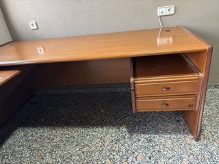 Mesa de despacho de madera