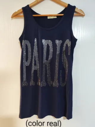 Camiseta azul marino y letras de strass