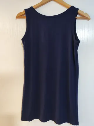 Camiseta azul marino y letras de strass