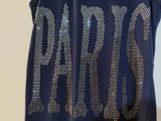 Camiseta azul marino y letras de strass