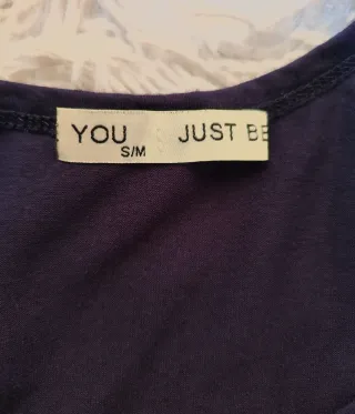 Camiseta azul marino y letras de strass