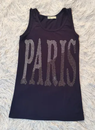 Camiseta azul marino y letras de strass
