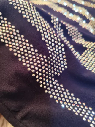 Camiseta azul marino y letras de strass