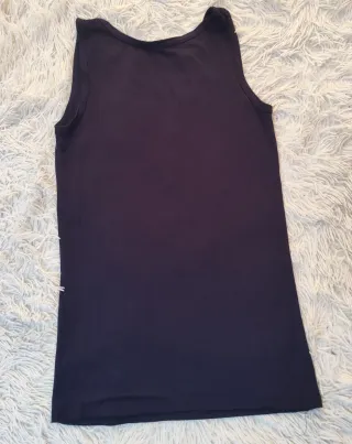 Camiseta azul marino y letras de strass