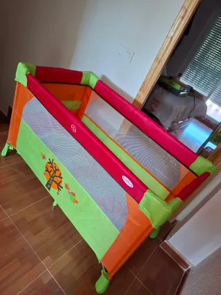 Cuna de viaje con estampado infantil