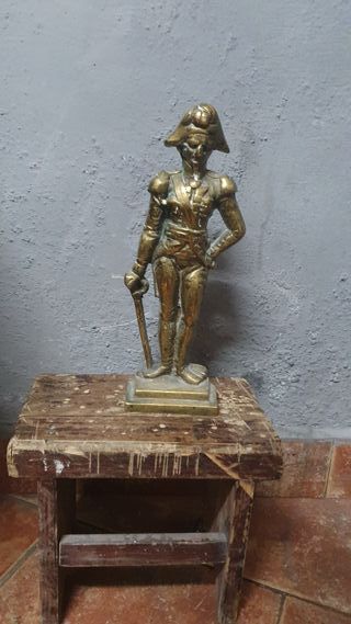 Figura de latón estilo inglés antiguo