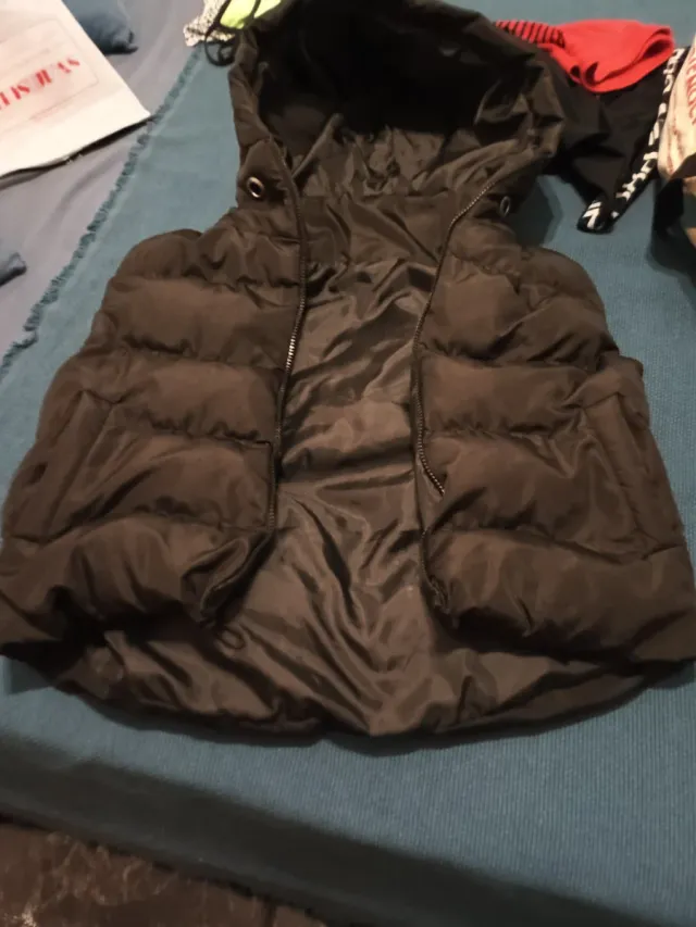 Chaleco acolchado con capucha negro