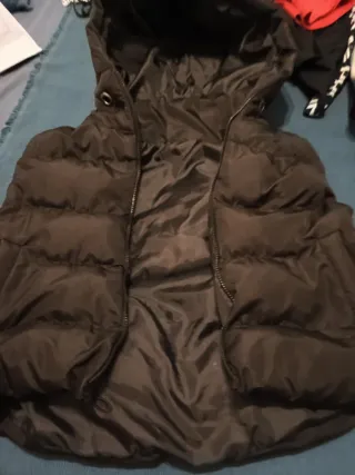 Chaleco acolchado con capucha negro