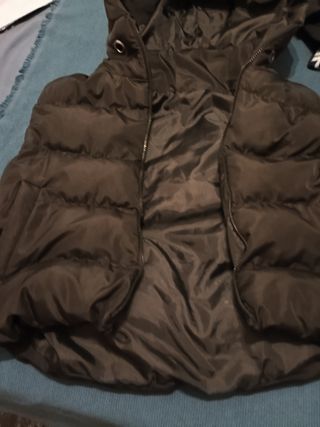 Chaleco acolchado con capucha negro