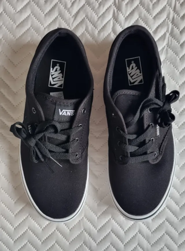 Zapatillas Vans Negras y Blancas